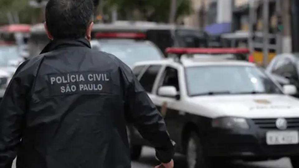 Ação investiga rede criminosa que adulterava bebidas alcoólicas com metanol; 21 mandados foram cumpridos.