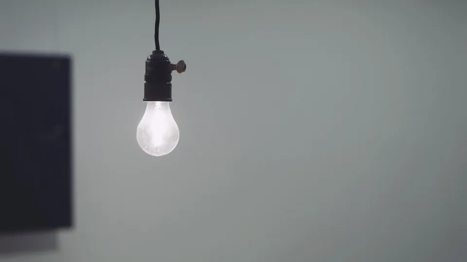 A queda da inflação é impulsionada pela redução nos preços da energia elétrica e alimentos. Projeções para 2025 também são abordadas.