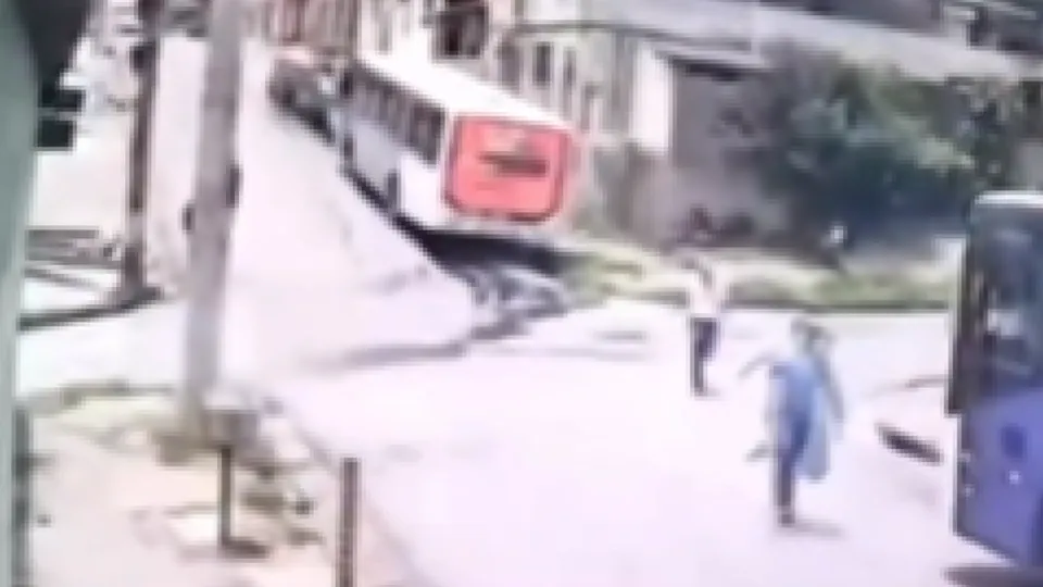 Após discussão de trânsito, guarda municipal foi atacado com cinco facadas e está internado em estado grave.