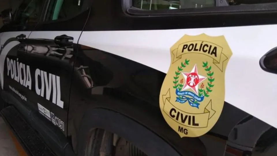 Uma servidora da Polícia Civil de Minas Gerais foi detida por suspeita de desviar armas apreendidas, revelando falhas na segurança da delegacia.
