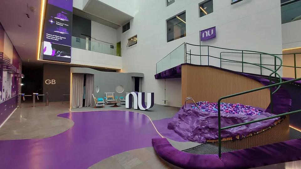 Com mais duas demissões, total de desligamentos chega a 14 após protestos contra mudanças no trabalho presencial.