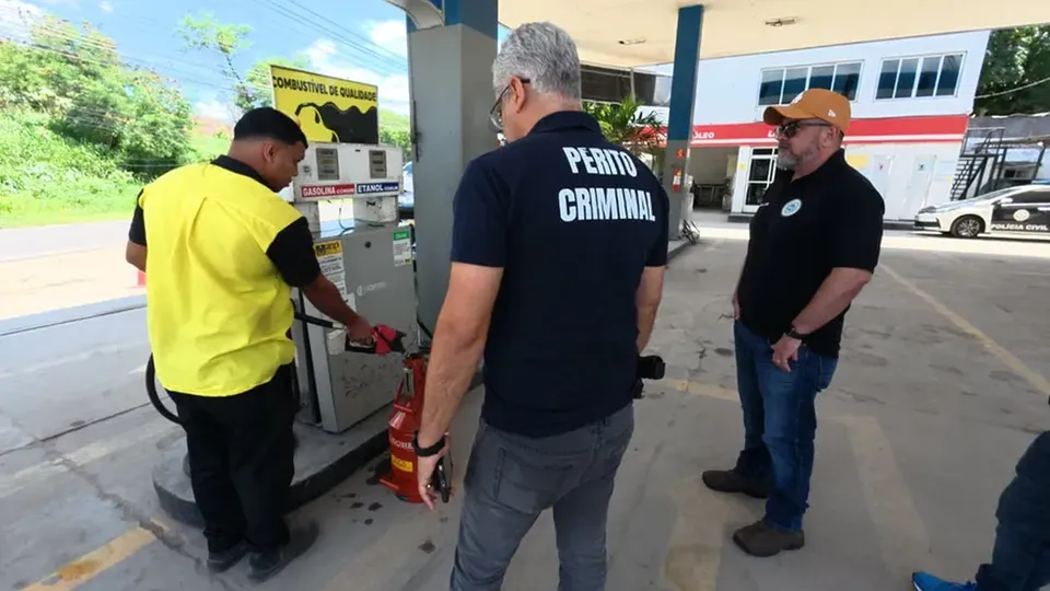 Ação investiga manipulação de bombas, venda de combustível adulterado e irregularidades fiscais em dez estabelecimentos.