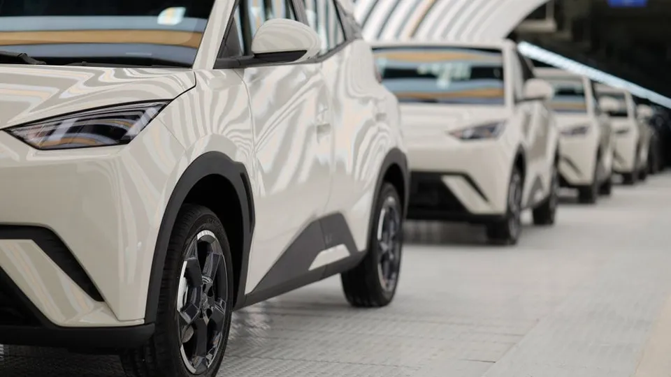 Fabricante chinesa de veículos elétricos busca expandir presença global após queda nas vendas internas