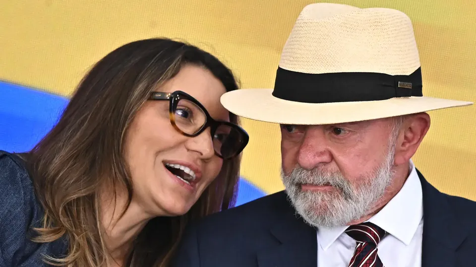 Primeira-dama acumula honrarias, enquanto biografo de Lula recebe reconhecimento por serviços prestados.