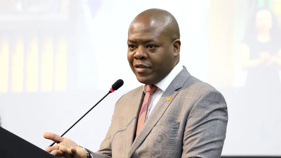 Silvio Almeida, ex-ministro de Direitos Humanos, enfrenta inquérito por assédio sexual após denúncias de Anielle Franco.