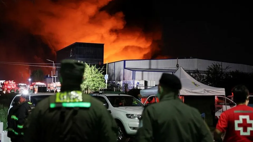 Incêndio de grandes proporções ocorreu em Ezeiza, próximo a Buenos Aires, afetando indústrias e moradores