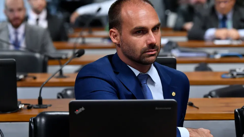 Por unanimidade, ministros do STF decidiram que Eduardo Bolsonaro é réu por coação no processo que envolve seu pai, Jair Bolsonaro.