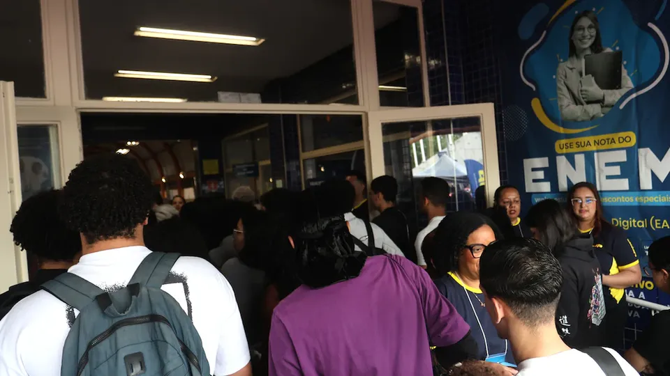 Neste domingo, 16 de novembro, candidatos do Enem 2025 enfrentam questões de Matemática e Ciências da Natureza. Veja orientações.