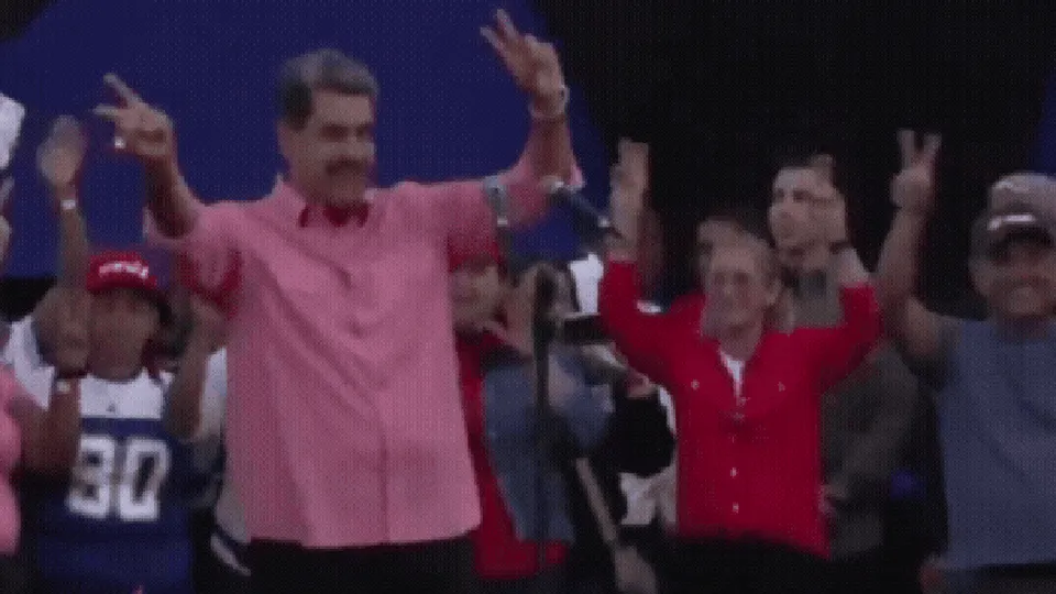 Durante comício, presidente venezuelano critica presença militar americana no Caribe e pede união.