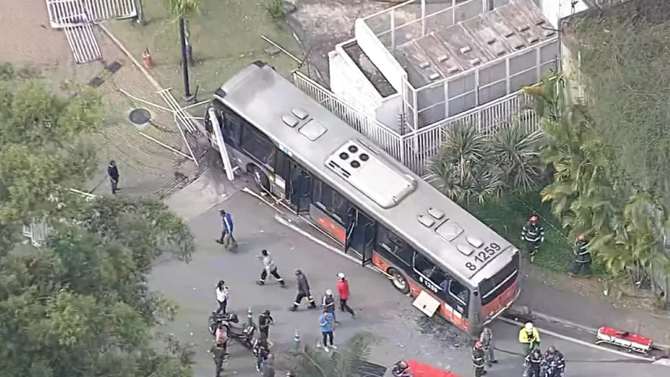 Colisão entre ônibus, moto e carros ocorreu na manhã de hoje, próximo ao km 17 da rodovia, em Cotia.