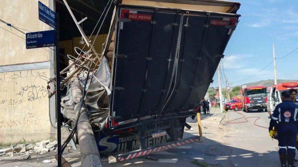 Acidente na Avenida Adutora Várzea das Flores causa interdição da Via Expressa e mobiliza equipes de emergência.
