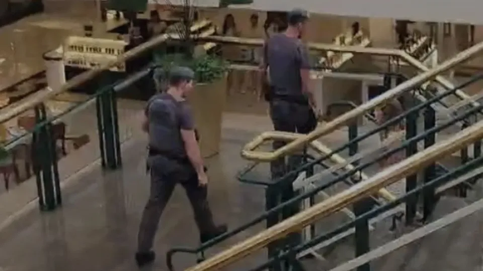 Criminosos roubaram 70 relógios de marcas renomadas; sete suspeitos foram detidos após troca de tiros com a polícia.