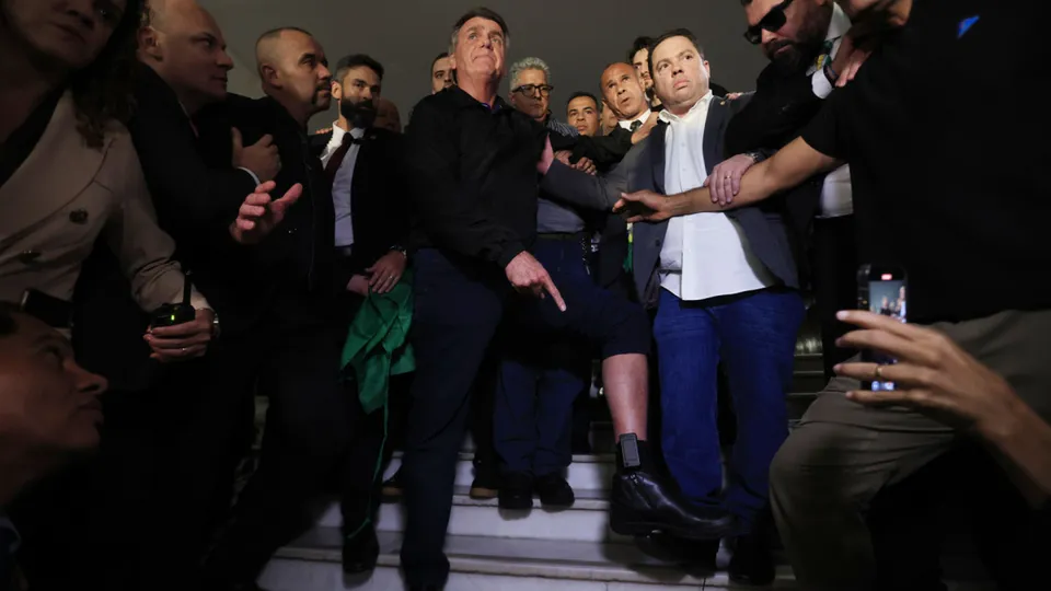 Ministro do STF revela que ex-presidente tentou violar monitoramento eletrônico para escapar.