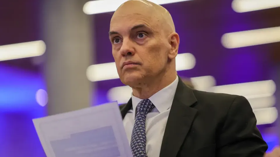 Ministro do STF considerou sem efeito a solicitação da defesa do ex-presidente, que alegava problemas de saúde.