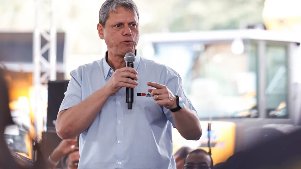 Tarcísio de Freitas defende ex-presidente preso e destaca sua saúde fragilizada em publicação nas redes sociais.