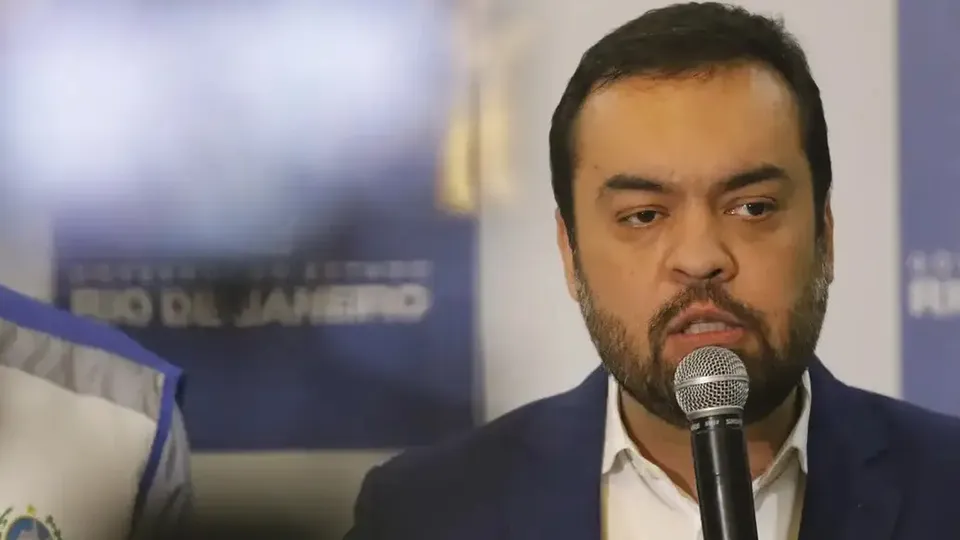 Cláudio Castro sanciona lei que permite venda de spray de defesa para mulheres no Rio