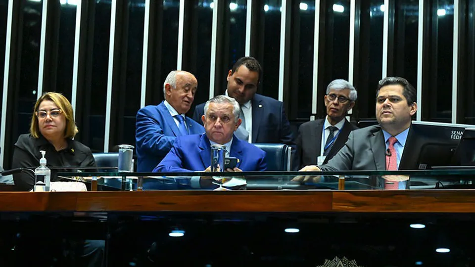 Senado aprova projeto que tipifica como crime o bloqueio de ruas com barricadas