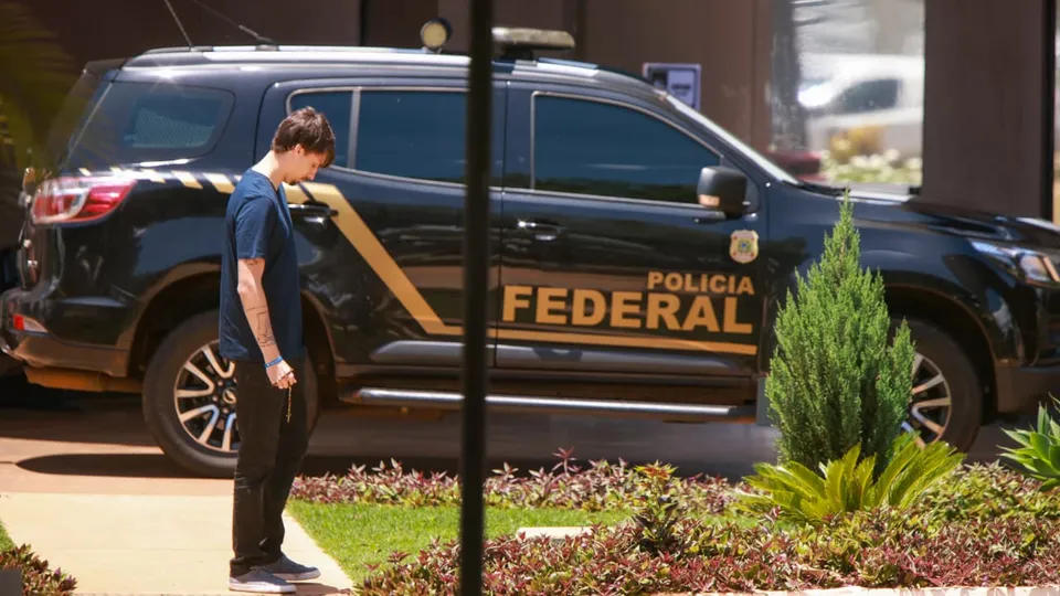 Jair Renan Bolsonaro visita pai e relata estado de saúde preocupante do ex-presidente