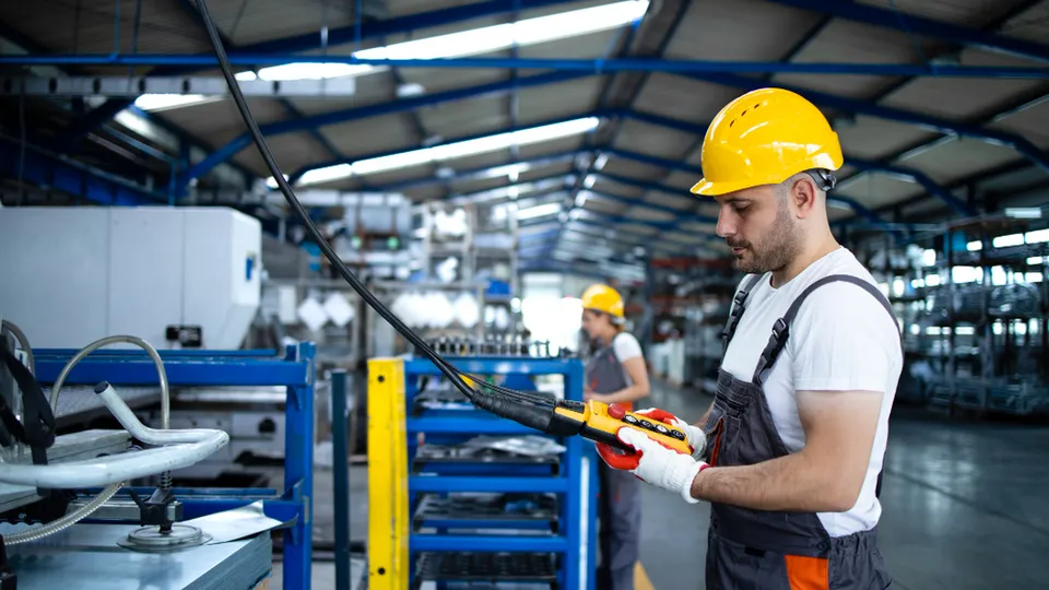 Desempenho abaixo do esperado &eacute; reflexo de juros altos e tarifas nos EUA; agropecu&aacute;ria se destaca com alta de 10,1%.