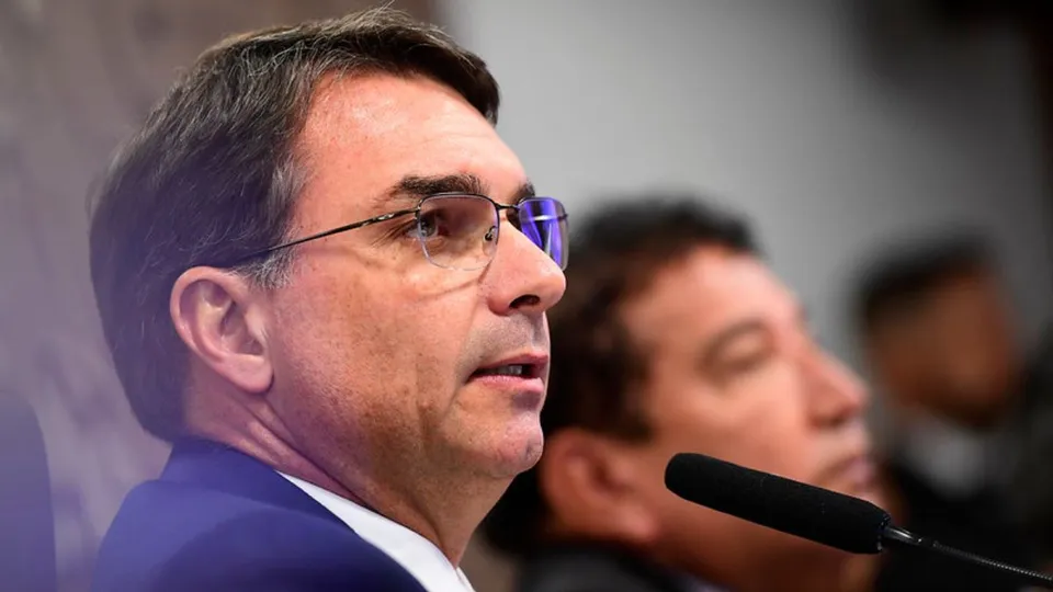 Fl&aacute;vio Bolsonaro confirma pr&eacute;-candidatura &agrave; presid&ecirc;ncia em 2026 por Jair Bolsonaro