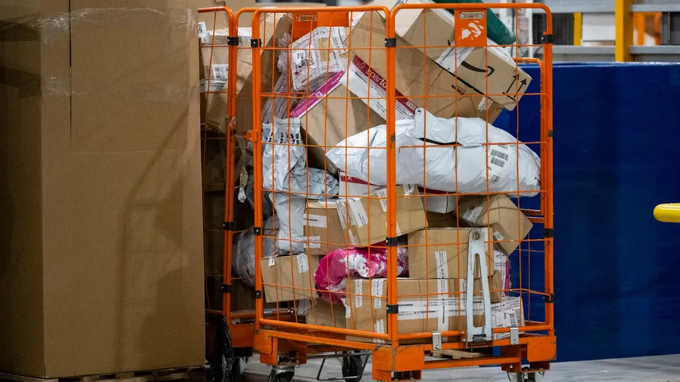 Ministros da Economia da UE aprovam taxa para pacotes abaixo de 150 euros, visando regular importa&ccedil;&otilde;es da China.