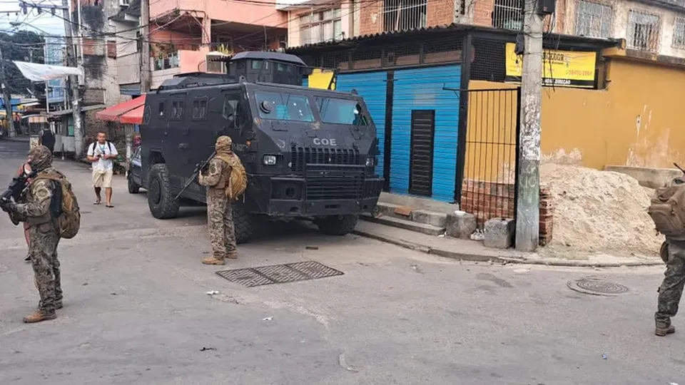 A&ccedil;&atilde;o visa prender criminosos ligados ao tr&aacute;fico de drogas e roubo de ve&iacute;culos na comunidade