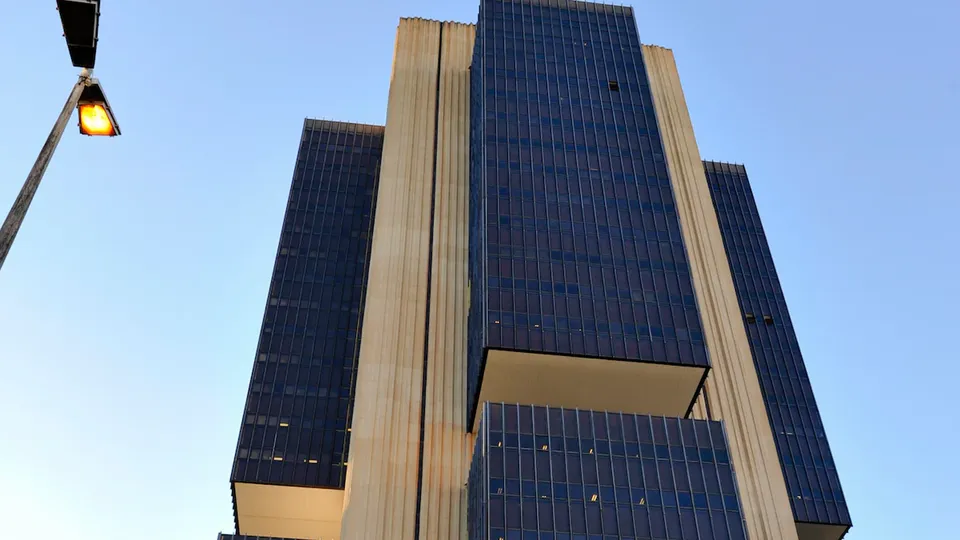 Mercado financeiro revisa proje&ccedil;&otilde;es e espera Selic menor em 2026, aponta Focus