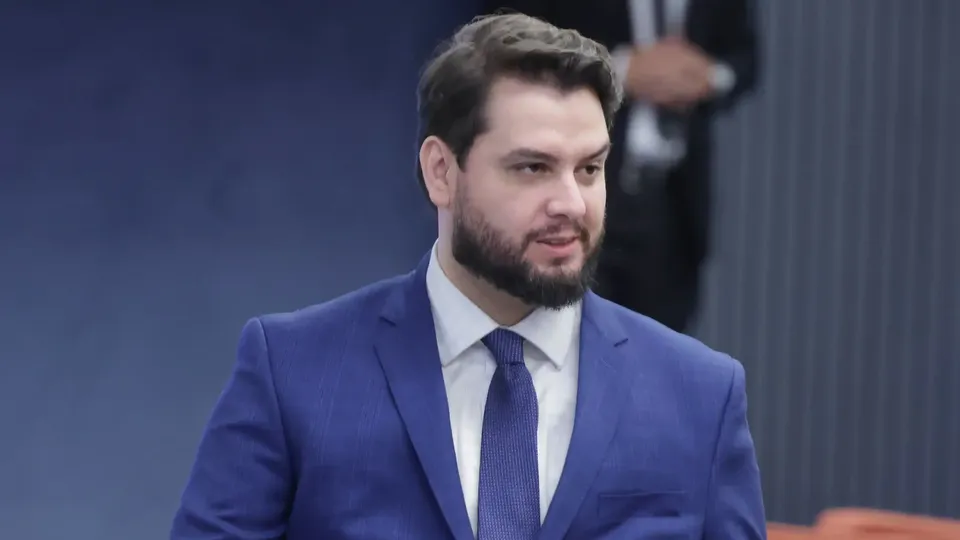 Alexandre de Moraes, do STF, defende a condena&ccedil;&atilde;o de cinco r&eacute;us e a absolvi&ccedil;&atilde;o de um delegado da PF no julgamento do n&uacute;cleo golpista.