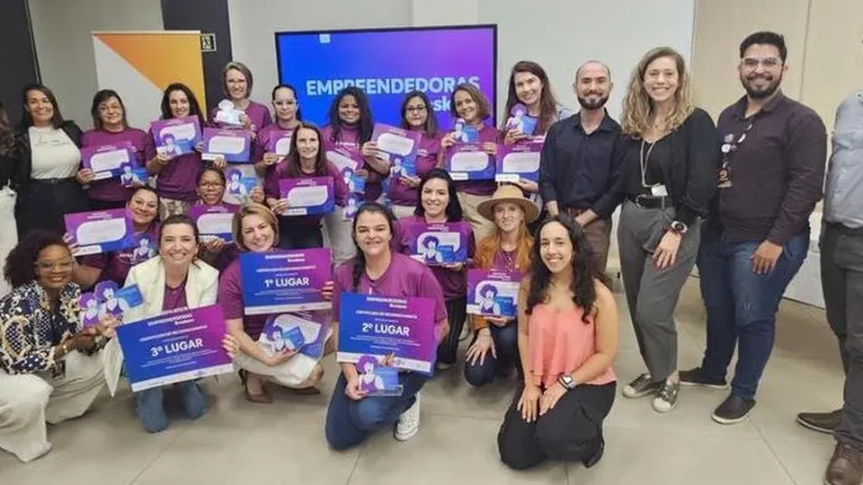 A Comiss&atilde;o Europeia decidiu flexibilizar a proibi&ccedil;&atilde;o da venda de ve&iacute;culos novos com motor a combust&atilde;o, permitindo a comercializa&ccedil;&atilde;o de modelos at&eacute; 2035.