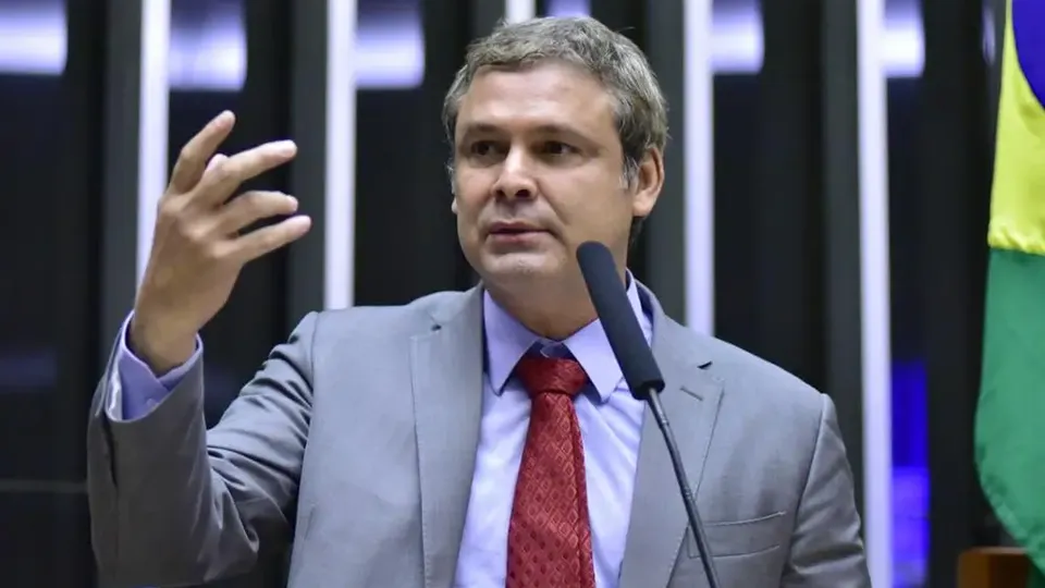 Deputado Lindbergh Farias critica aprova&ccedil;&atilde;o rel&acirc;mpago e pede suspens&atilde;o da tramita&ccedil;&atilde;o do projeto no Senado