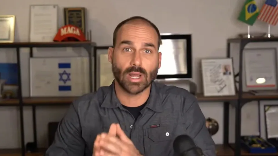 Decis&atilde;o foi motivada por faltas de Eduardo e condena&ccedil;&atilde;o de Ramagem pelo STF; ambos est&atilde;o fora do Brasil