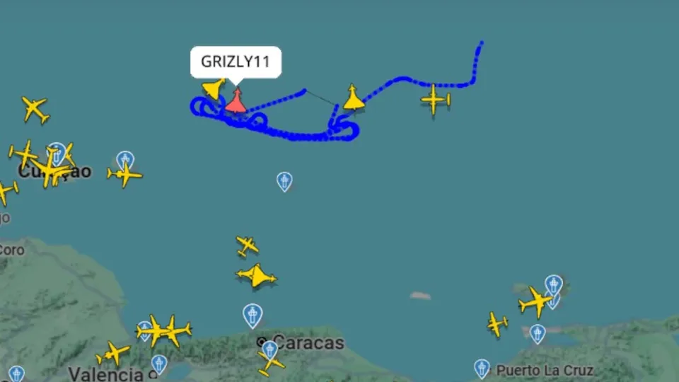 Pelo menos cinco aeronaves militares dos Estados Unidos foram registradas perto da capital venezuelana nesta quinta-feira