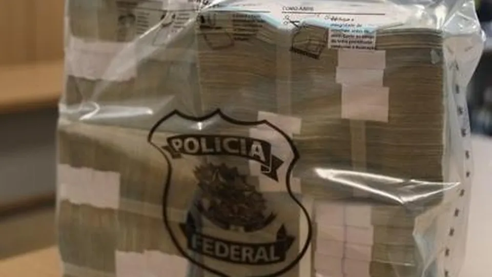 Apreens&atilde;o ocorreu na resid&ecirc;ncia do deputado S&oacute;stens Cavalcante, investigado por suspeita de desvio de verba p&uacute;blica.