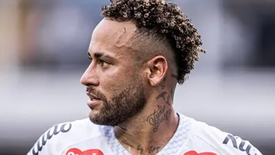 O atacante do Santos, Neymar, teve sucesso em sua cirurgia no menisco e j&aacute; inicia reabilita&ccedil;&atilde;o nesta segunda-feira.