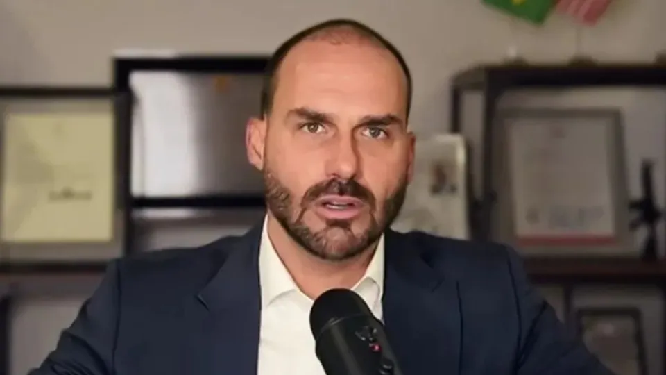 Pol&iacute;cia Federal determina retorno imediato de Eduardo Bolsonaro ao cargo de escriv&atilde;o