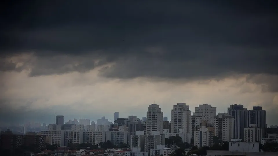Instituto Nacional de Meteorologia emite avisos de perigo de tempestade e chuvas intensas para diversas regi&otilde;es.