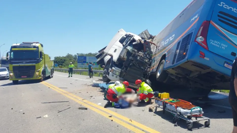 Colis&atilde;o entre caminh&atilde;o e &ocirc;nibus em Pelotas resulta em quatro mortes na BR-116
