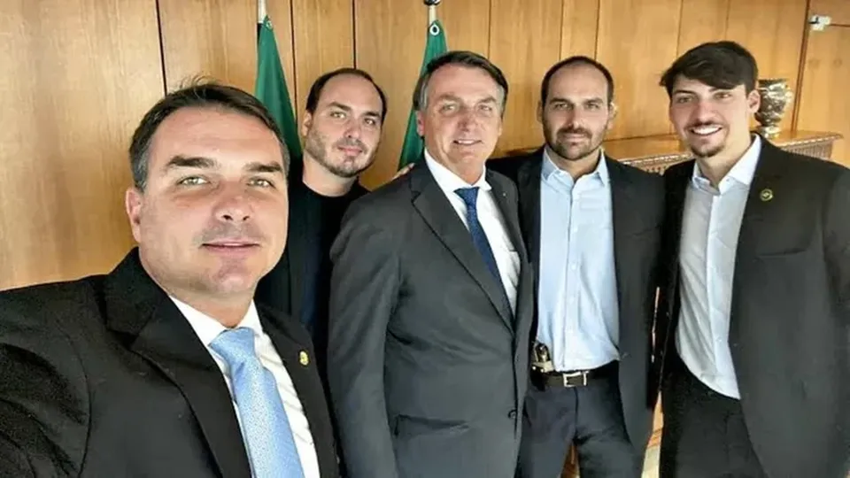 Moraes autoriza visitas permanentes de filhos a Jair Bolsonaro na PF