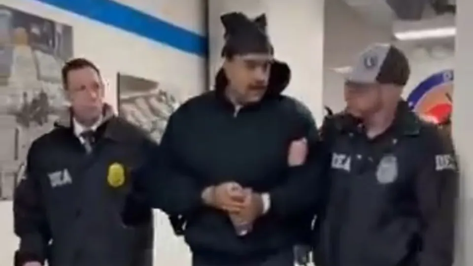 Pequim critica a&ccedil;&otilde;es dos EUA na Venezuela e pede garantias de seguran&ccedil;a ao presidente e sua esposa detidos em Nova York.