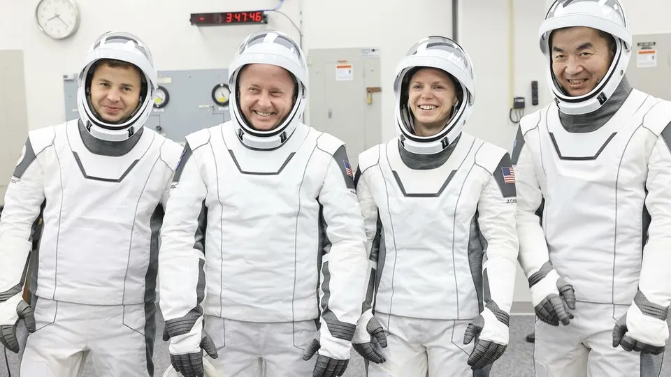 A NASA anunciou que uma tripula&ccedil;&atilde;o de quatro astronautas retornar&aacute; &agrave; Terra mais cedo por quest&otilde;es de sa&uacute;de de um membro da equipe.