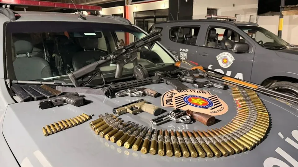 Pol&iacute;cia Militar apreendeu dez armas de fogo e 1,5 mil muni&ccedil;&otilde;es em cofres; identidade do suspeito n&atilde;o foi divulgada.