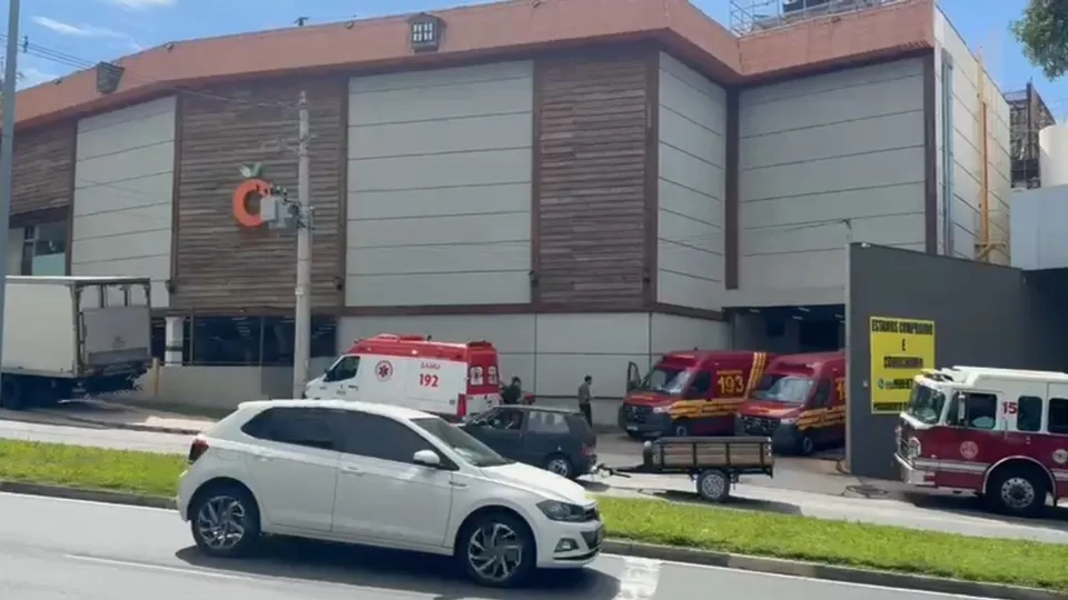 Um elevador do Oba Hortifruti caiu na manh&atilde; desta sexta-feira (9), ferindo clientes e gerando grande mobiliza&ccedil;&atilde;o de resgate.