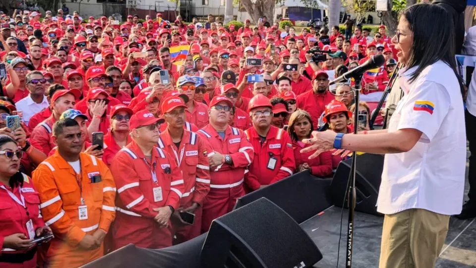 A presidente interina da Venezuela defende que quest&otilde;es internas devem ser resolvidas sem interfer&ecirc;ncia externa, especialmente dos EUA.