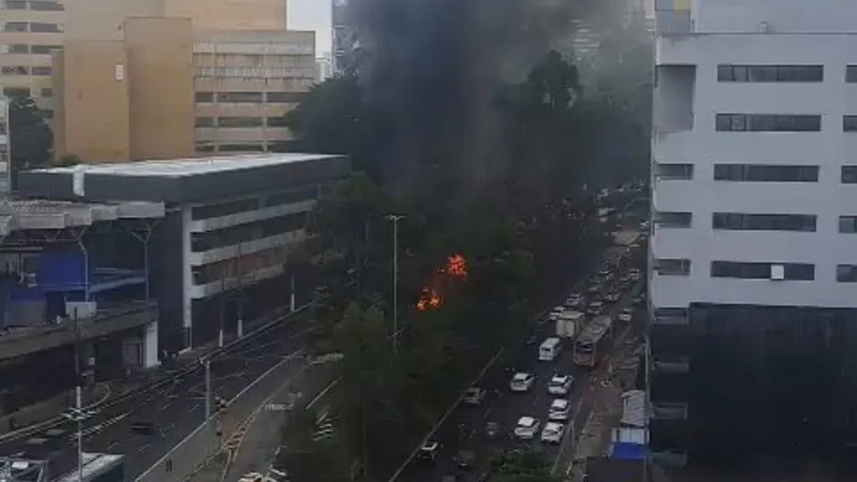 Inc&ecirc;ndio em &ocirc;nibus na Avenida Rebou&ccedil;as, em S&atilde;o Paulo, foi controlado sem v&iacute;timas; tr&aacute;fego est&aacute; desviado na regi&atilde;o.