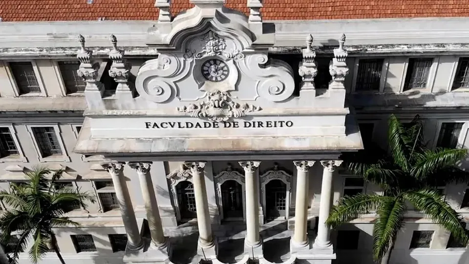 Alysson Mascaro, professor da Faculdade de Direito, foi desligado ap&oacute;s investiga&ccedil;&otilde;es sobre ass&eacute;dio sexual e moral; ele nega as acusa&ccedil;&otilde;es.