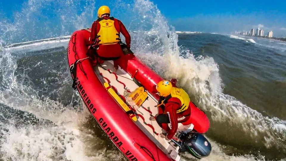 Bombeiros resgatam 56 banhistas de afogamento no litoral norte de SP durante Carnaval