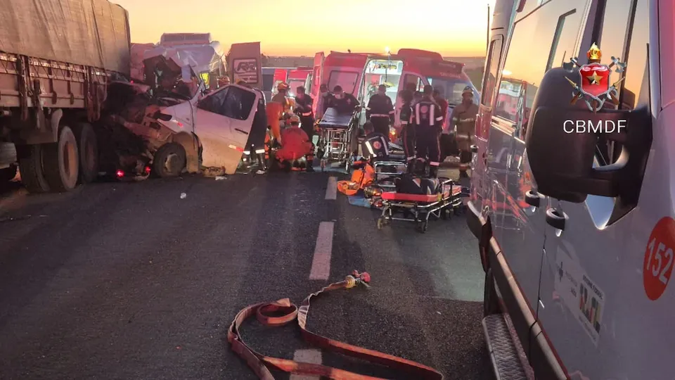 Acidente ocorreu na manh&atilde; desta ter&ccedil;a-feira (17) em Formosa, deixando 11 feridos