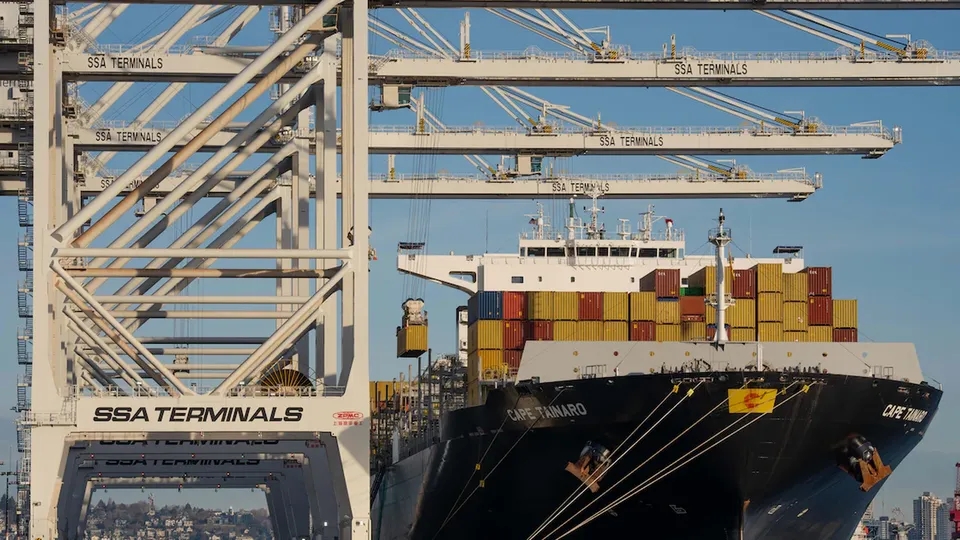 O d&eacute;ficit comercial total dos Estados Unidos caiu levemente, mas o rombo na troca de bens se manteve elevado, evidenciando os desafios da pol&iacute;tica tarif&aacute;ria.