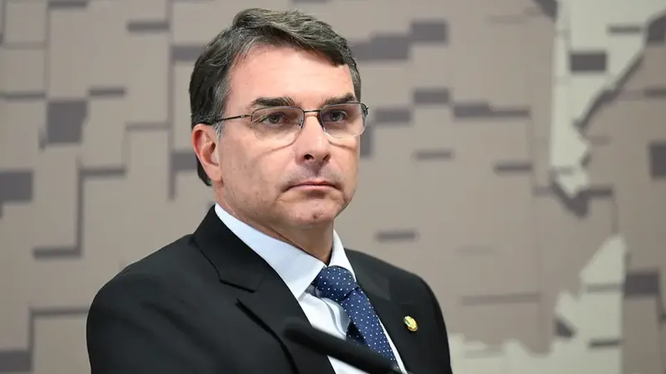 Justi&ccedil;a determina que influenciador apague posts que ligam Fl&aacute;vio Bolsonaro ao nazismo