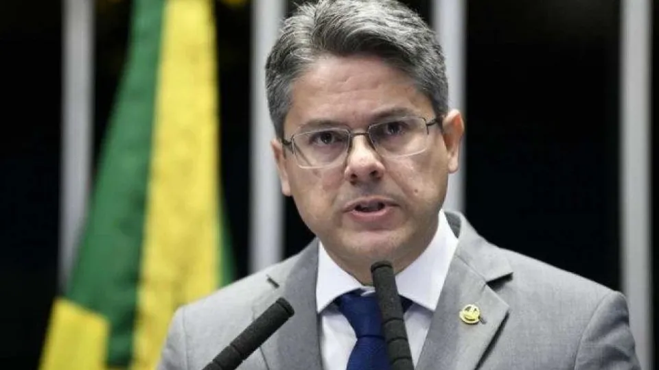 Senador Alessandro Vieira colhe assinaturas para CPI contra Toffoli e Moraes